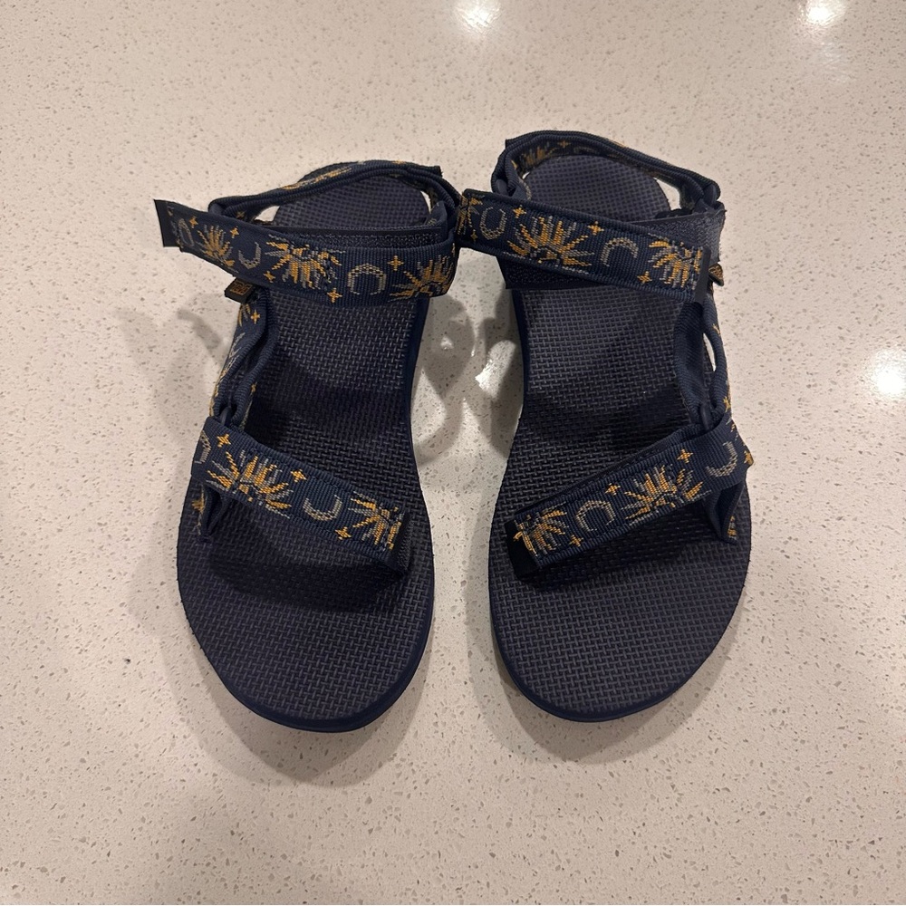 Teva Blue Sandals with Yellow Pattern

🔥CLOSE OUT PRICE🔥
